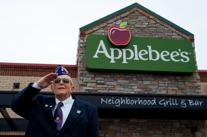apple store open on veterans day