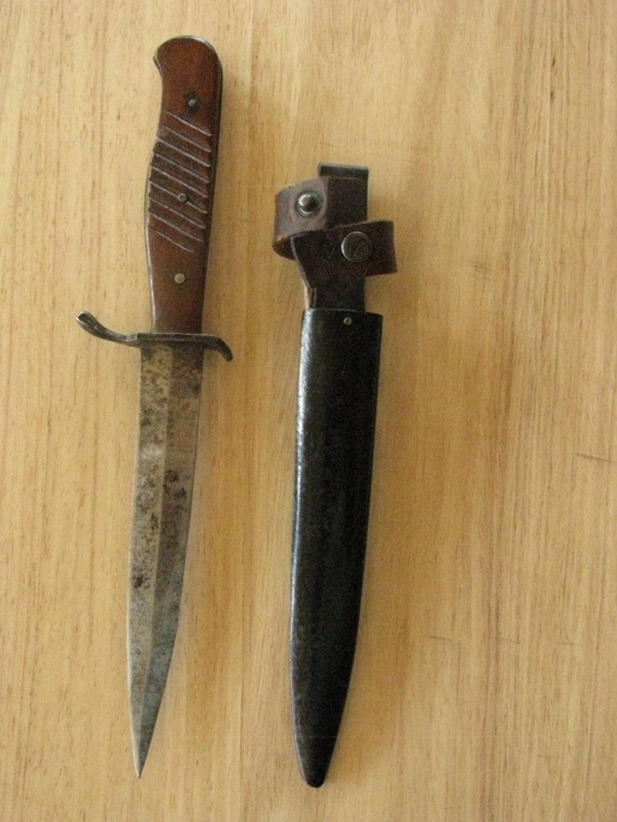 German WWI Trench Knife with Metal Scabbard