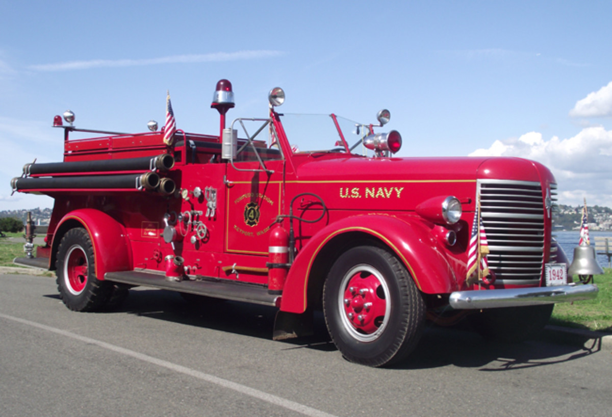 A Navy American LaFrance Fire Truck - Military Trader/Vehicles