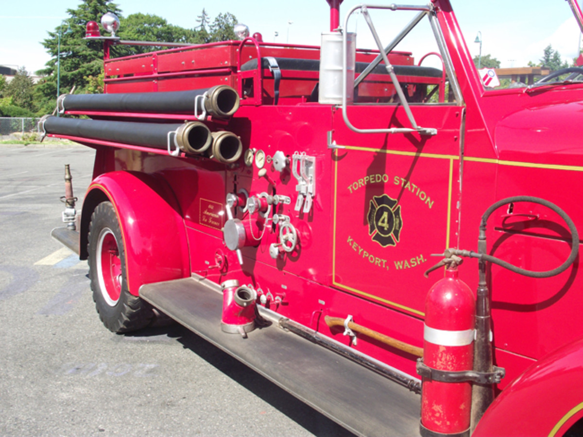 A Navy American LaFrance Fire Truck - Military Trader/Vehicles