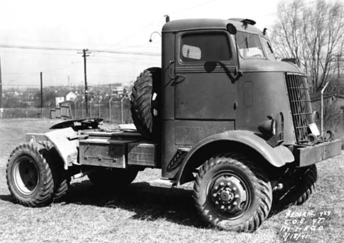 A closer look at the WWII Federal Tractor 94x43 - Military Trader/Vehicles